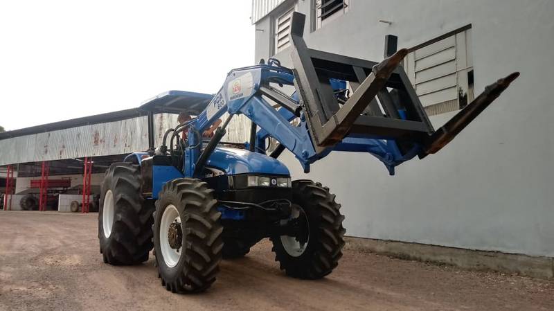 TRATOR NEW HOLLAND - TL 95 - ANO 2011 - C/ GARFO DIANTEIRO TATU - VENDIDO 