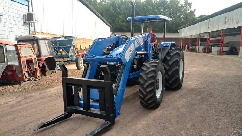 TRATOR NEW HOLLAND - TL 95 - ANO 2011 - C/ GARFO DIANTEIRO TATU - VENDIDO 