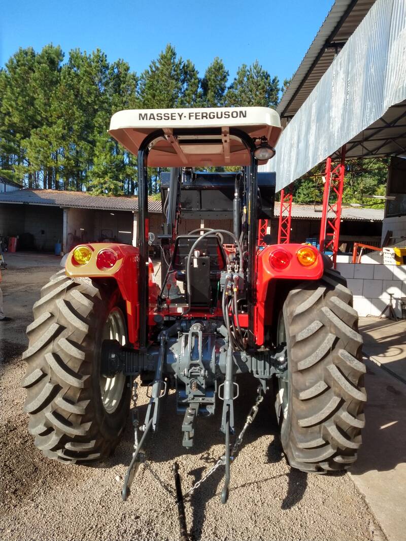 TRATOR MASSEY FERGUSON 4275 - DIE 2143 - ANO 2010 - 4X4 -VENDIDO