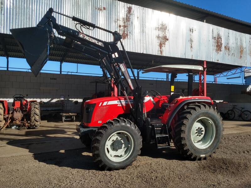 TRATOR MASSEY FERGUSON 4275 - DIE 2143 - ANO 2010 - 4X4 -VENDIDO