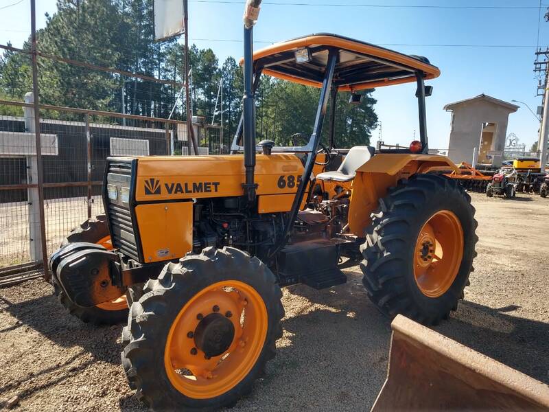 TRATOR VALTRA 685 - ANO 1999 - 4X4 - "VENDIDO"