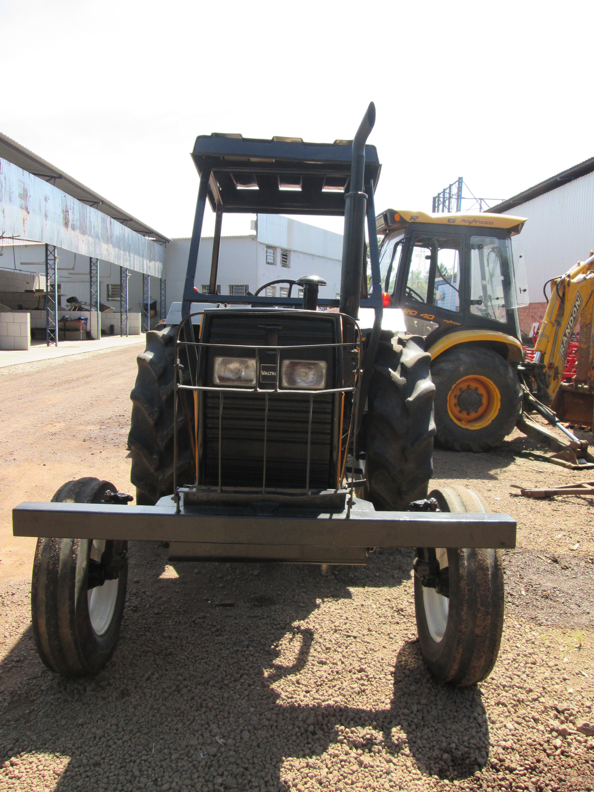 TRATOR VALTRA 785, "VENDIDO" 4X2, ANO 2002, EMBREAGEM DUPLA, COM MULTI TORQUE - VENDIDO